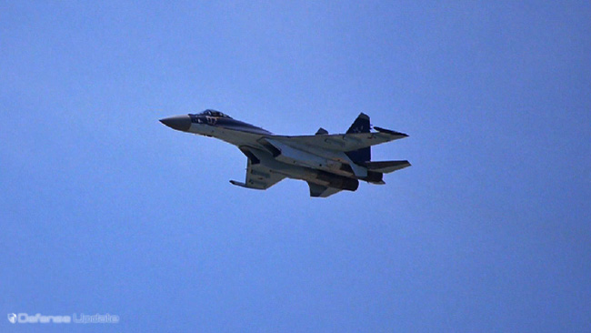 Sukhou Su-35C streaking through the Paris sky on its international debut