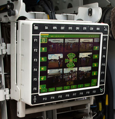 O display situacional dentro do SV Scout, mostrando a vista multi-imagem tirada pelas câmeras em torno do veículo, proporcionando a toda a volta de exibição situacional para a tripulação.  Foto: MOD, Crown Copyright