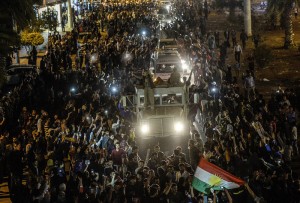 Kurdish people in Turkey greet peshmerga convoys at Viransehir, in Sanliurfa. Photo: AFP