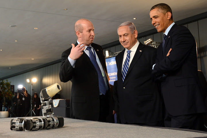 At the beginning of the second day of United States President Barack Obama's visit to Israel, the American president viewed technological innovations and said Israeli high-tech was "inspiring." One of these was the Technion 'Snake Robot'. Photo: Kobi Gideon/GPO