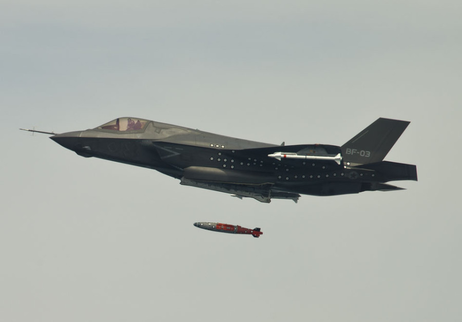 Pax River F35 Conducts First Weapon Separation Test - Defense Update: