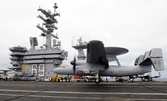 A French E-2C Hawkeye lands on the flight deck of aircraft carrier USS Dwight D. Eisenhower (CVN 69) during a coalition training exercise July 18, 2009, in the Atlantic Ocean. Photo: US Navy