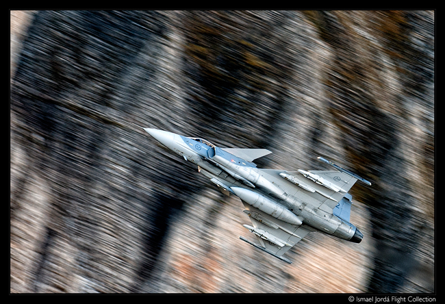 Swedish Air Force Gripen C performing over the Alps during Axalp 2013. Photo: Ismael Jordá via Saab (Flickr) 