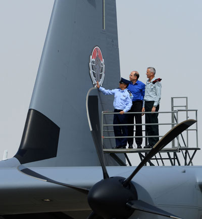 The new C-130J Super Hercules has joined the 103 Squadron (Elephants) at the IAF base of Nevatim.  The squadron is already operating C-130Hs, part of which will also be upgraded by local contractors, Israel Aerospace Industries (IAI) and Elbit Systems. In the photo IAF Commander in Chief Maj. General Amir Eshel, Chief of staff Lt. General Benni Gantz and defense minister Lt. General (ret) Moshe Yaalon  are inspecting the new emblem on the tail of the Samson. Photo: IDF   