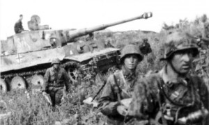 German soldiers of SS-Panzer Grenadier Division 'Das Reich' advance through the southern Voronezh Front during Battle of Kursk, covered by Panzer VI Tiger I tank. Photo: Bundesarchive