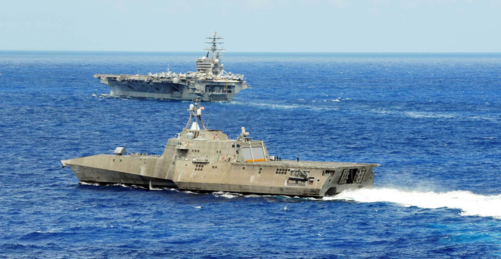The littoral combat ship USS Independence (LCS 2) conducts manoeuvres with the aircraft carrier USS Ronald Reagan (CVN 76) during Rim of the Pacific (RIMPAC) Exercise 2014. Photo: U.S. Navy, by Dustin Kelling