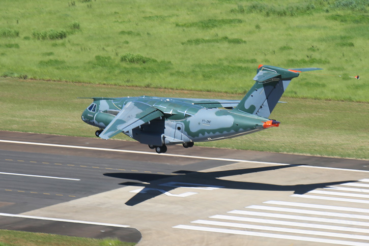 Touchdown! the KC-390 returns for on its first flight, 3 February 2015, landing after one hour, 25 minutes. 