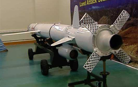 Launched from land-based or naval surface based platform, Soumar uses a booster to accelerate for cruising speed. The folded lattice tail controls are used to stabilize it as it accelerates from zero to the cruising speed, when the missile gain enough speed to enable efficient use of conventional control surfaces. 