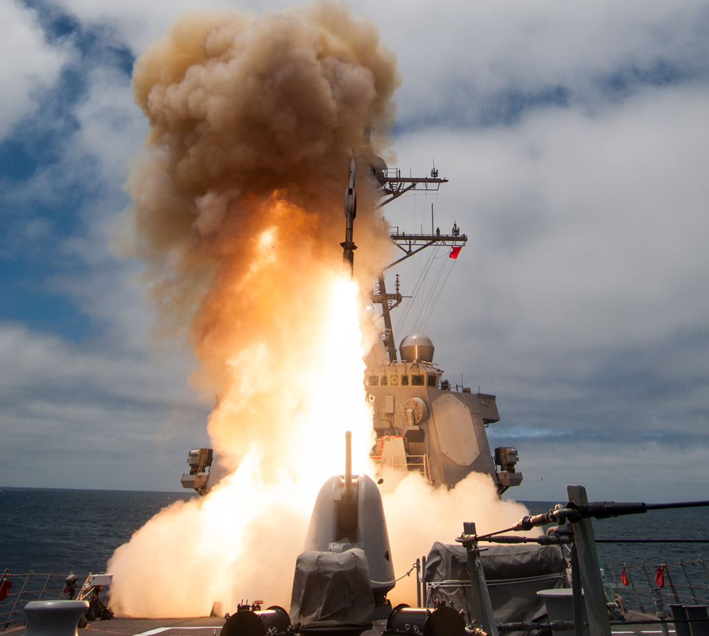 The Arleigh-Burke class guided-missile destroyer USS John Paul Jones (DDG 53) launches a Standard Missile-6 (SM-6) during a live-fire test of the ship's aegis weapons system. Photo: US Navy